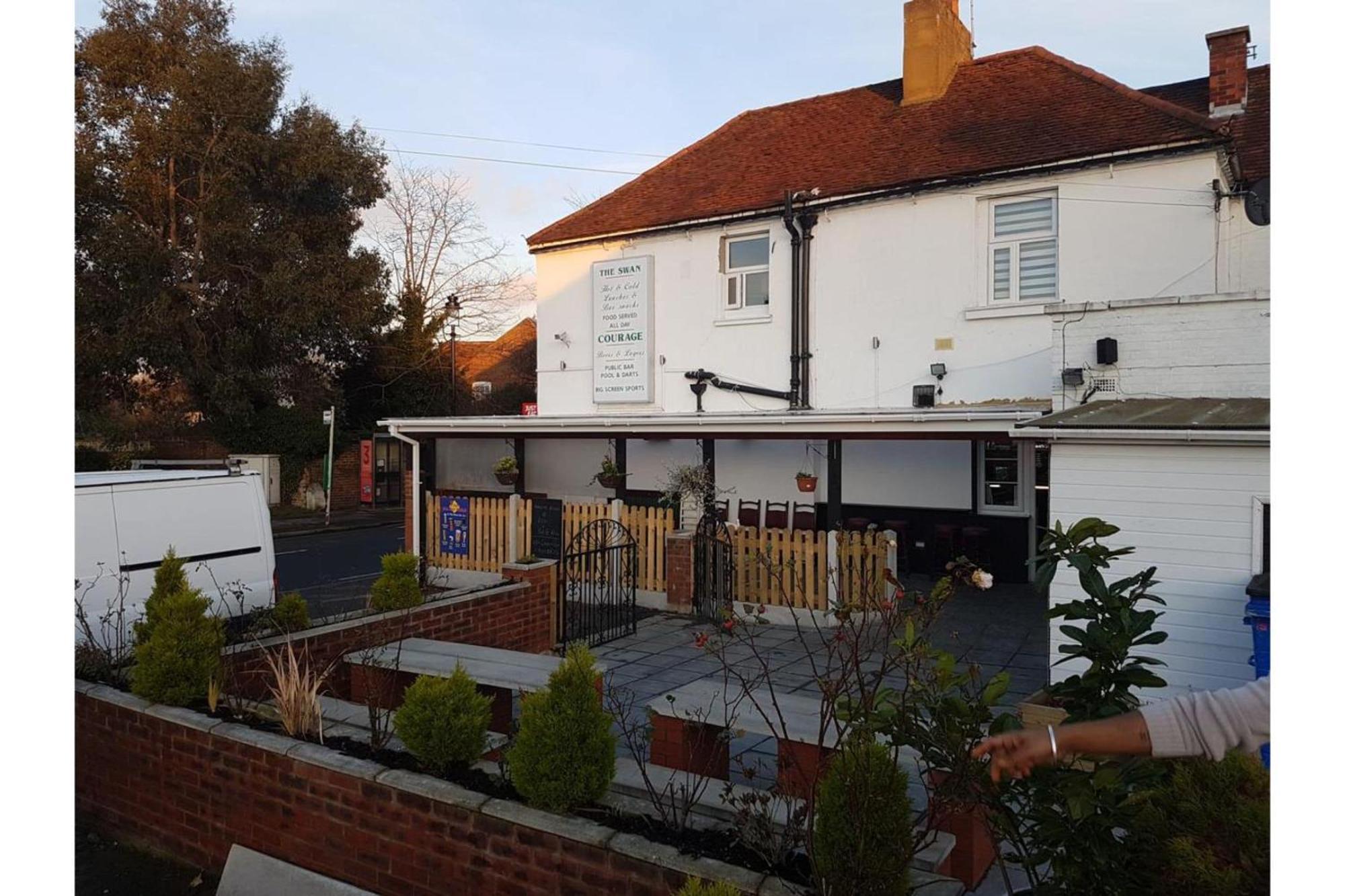 Swan Inn, Heathrow Airport Stanwell Exterior foto