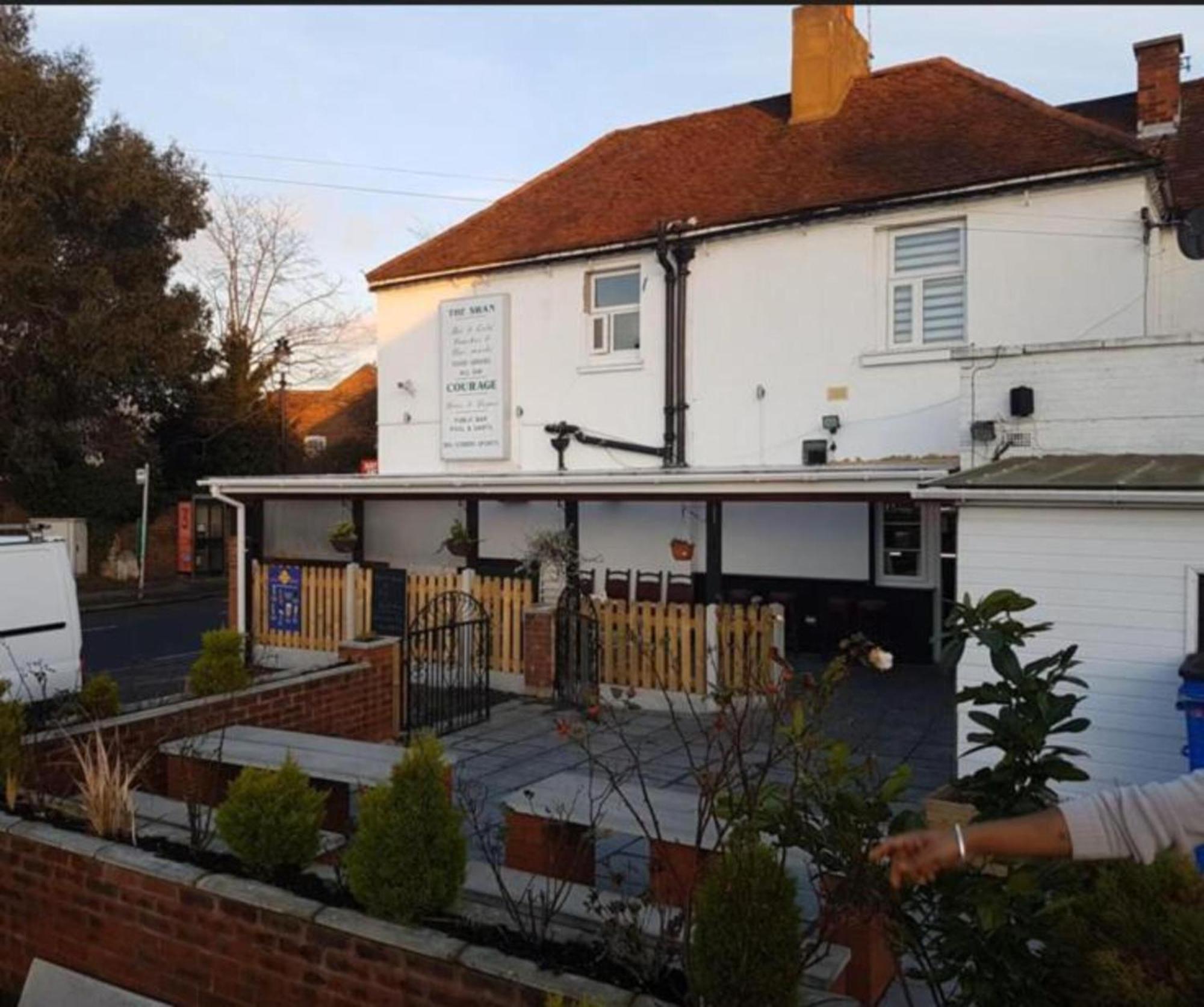 Swan Inn, Heathrow Airport Stanwell Exterior foto